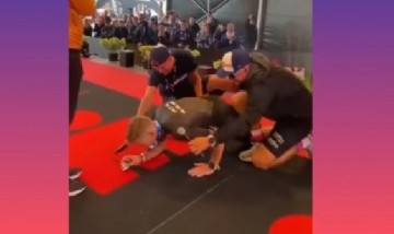 ¡Qué momento! Un atleta le pidió matrimonio a su novia y le dió calambre en las piernas