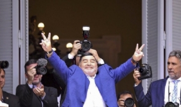 Diego Maradona visitó a Alberto Fernández y saludó desde el balcón de Casa Rosada