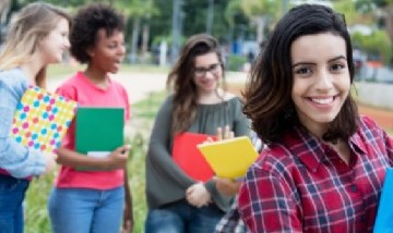 Reino Unido ofrece becas para mujeres Argentinas: las madres podrán viajar con sus hijos