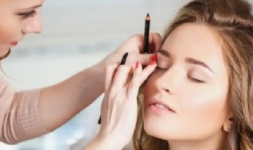 Aprendé acá cómo hacerte un "lifting" facial sólo con algunos trucos de maquillaje