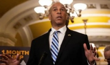Cory Booker hace historia con el discurso más largo en protesta contra la agenda de Trump