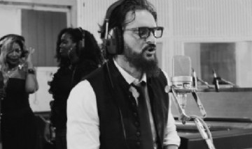 Ricardo Arjona presentó el video de "Sobrevivirás"