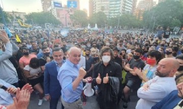 Sorpresiva convocatoria de adolescentes en el acto de campaña de Milei en Capital Federal
