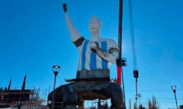 Cutral Co inauguró una estatua de Lionel Messi de 26 metros y aseguran que es la más alta del mundo