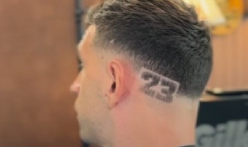 Emiliano Martínez estrenó un corte con el número 23 y volvió a mostrar su costado más mundialista