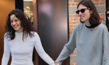 Rosalía fue fotografiada de la mano con Loli Bahia en Nueva York y afianza su relación con la modelo francesa