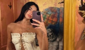 Dua Lipa se cayó en pleno concierto y quedó al descubierto el playback