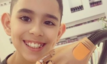 Niño de 10 años hace manicuría para costear la operación de su hermano