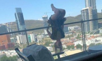 Hacía yoga en un balcón y cayó desde 25 mts de altura