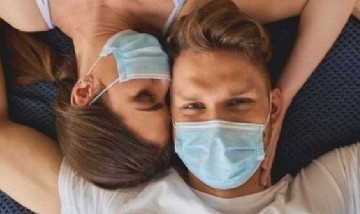 Rompió la cuarentena para tener sexo y cuando lo detuvieron argumentó ser "una necesidad básica"