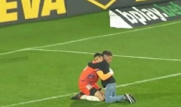 Qué le dijo a Unsain el niño que saltó a la cancha de Defensa y Justicia para abrazarlo