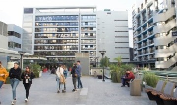 Universitarios convocaron a una reunión durante el "recreo" para intercambiar figuritas del Mundial