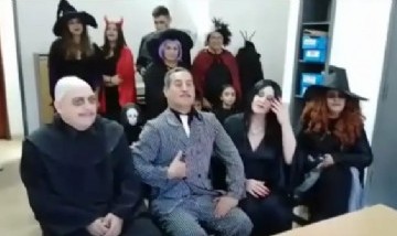 Se casaron en el registro civil de Neuquén vestidos como Los Locos Adams