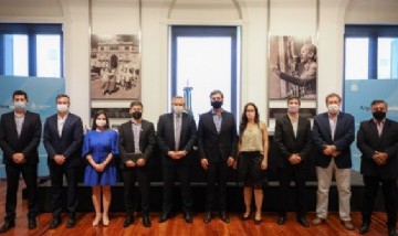 El Presidente encabezó la firma de contratos para obras hídricas y de transporte de electricidad en la provincia de Buenos Aires