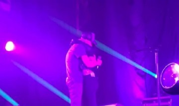 ¡De película! Le pidió casamiento a su novia en el recital de Piti Fernández