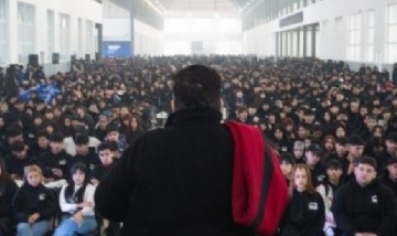 Mario Ishii entregó 5.000 buzos de egresados a estudiantes secundarios de José C. Paz