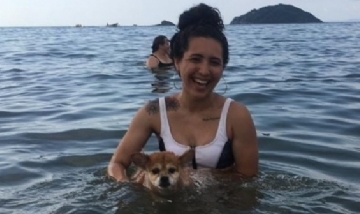 Laura y Pirucho en Miramar, disfrutando del mar!