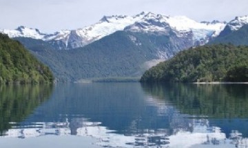 Chubut: un adolescente se tiró desde 15 metros de altura al Lago Futalaufquen y lo tuvieron que rescatar