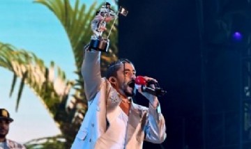 Bad Bunny hace historia en los MTV VMA al ganar el premio como artista del año