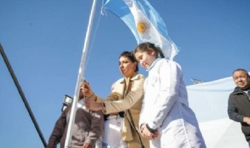 Mayra Mendoza tomó la promesa a la bandera a alumnos primarios: "Hoy hay que ser valientes"