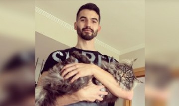 Japo y su amigo gatuno en Puebla de Valbona, España.