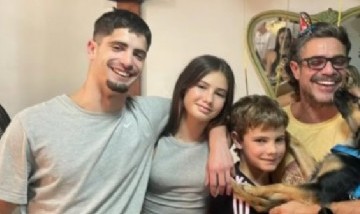 Luciano Castro cumplió años y una foto con su hijo mayor expuso el gran parecido entre ambos