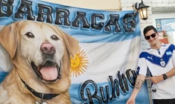 La tierna historia del hincha que llevó la bandera argentina con su perro al Mundial Qatar 2022