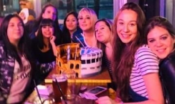 Estefy y sus amigas de peña en CABA, Argentina.