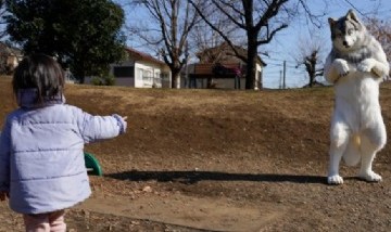 Un japonés gastó miles de dólares para ser un hombre lobo y alejarse del estrés de su trabajo
