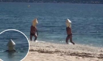 Violaron la cuarentena para ir al mar disfrazados de "boyas"