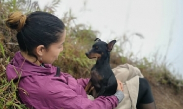 Adriana y su inseparable compañero desde Antioquia, Colombia.