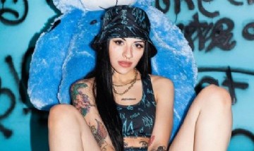 Con los tapones de punta: Cazzu le respondió al influencer que criticó el show de Rihanna