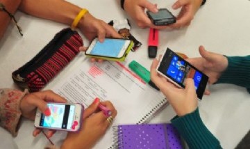 "¡Si no les gusta, busquen otro colegio!": una directora que prohíbe celulares y piercings