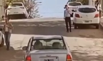Se le quedó el auto en una subida y "un ángel" la ayudó: la historia detrás del viral