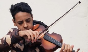 Dylan, el joven violinista santafesino que la rompe en redes por su actuación callejera