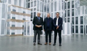 Fernando Gray y José Ignacio de Mendiguren recorrieron el centro de distribución de la empresa Frávega