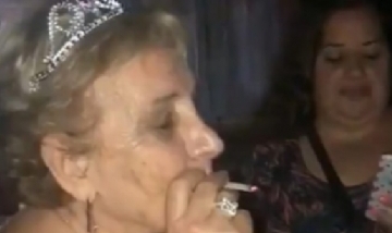 Una abuela celebró sus 80 años fumando marihuana con sus nietos y se filmó