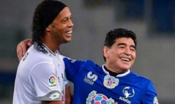 Diego Maradona le envió un mensaje a Ronaldinho y el lobo platense sueña con su llegada