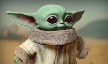 Así es el muñeco de Baby Yoda de Hasbro