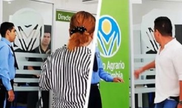 Acusó a su esposa de engañarlo con el jefe, irrumpió en un banco de Colombia y desató un escándalo