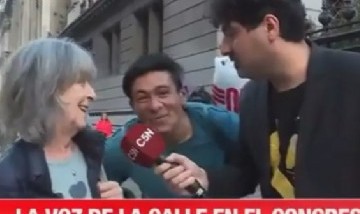Insólito momento en C5N con un hombre que interrumpió el móvil y se puso a cantar