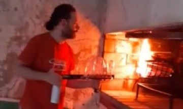 Creó un lanzallamas para prender el fuego del asado y se llenó de comentarios