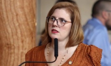 Una legisladora lleva siete semanas en uso de la palabra para bloquear el tratamiento de una ley