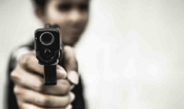 La Plata: un niño de 11 años llevó un arma a la escuela y golpeó a la maestra