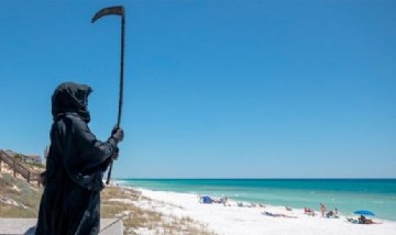 Abogado se disfrazó de la muerte para protestar por la apertura de las playas en Florida