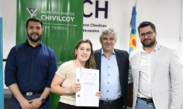 79 familias de Chivilcoy firmaron las escrituras de sus viviendas con el acompañamiento del intendente Guillermo Britos