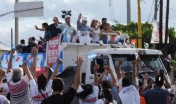 Zamora cerró la campaña con enorme caravana y ahora va por la reelección