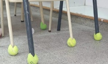 Pusieron pelotas de tenis en las patas de los bancos para ayudar a un alumno con autismo