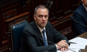 En Tandil empezaron a vender "mandarinas Adorni" y el cartel llamó la atención por una frase con doble sentido