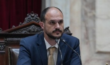 Denunciaron que un diputado libertario obtuvo 239 mil dólares del Banco Nación y compró una casa en un country